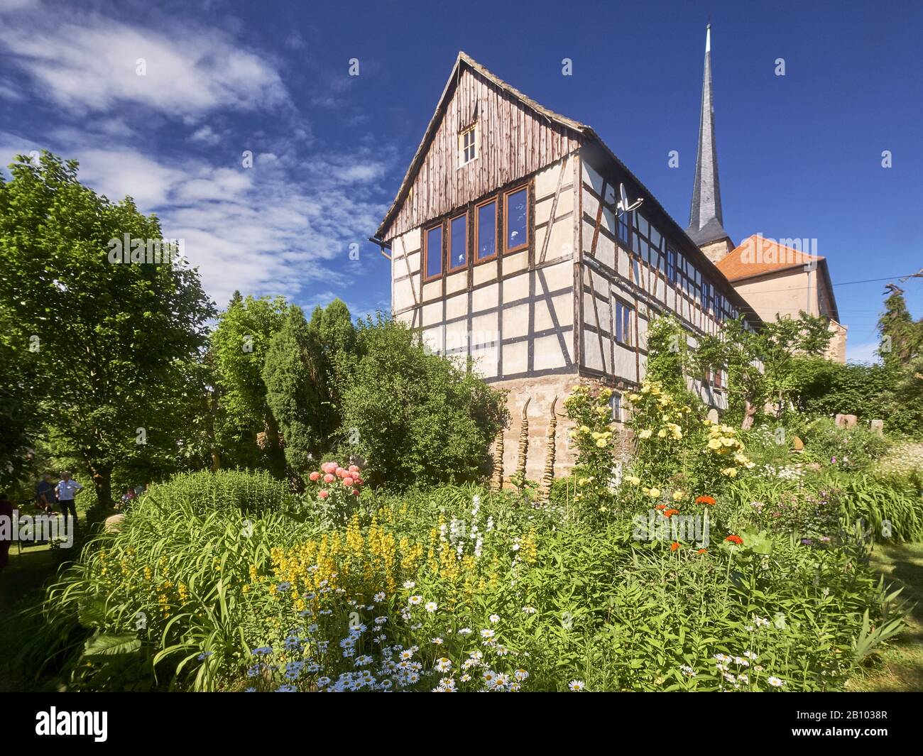 Jardin avec tour d'église par l'artiste Barabara Neuhäuser, Gröben, Jena, Thuringe, Allemagne Banque D'Images