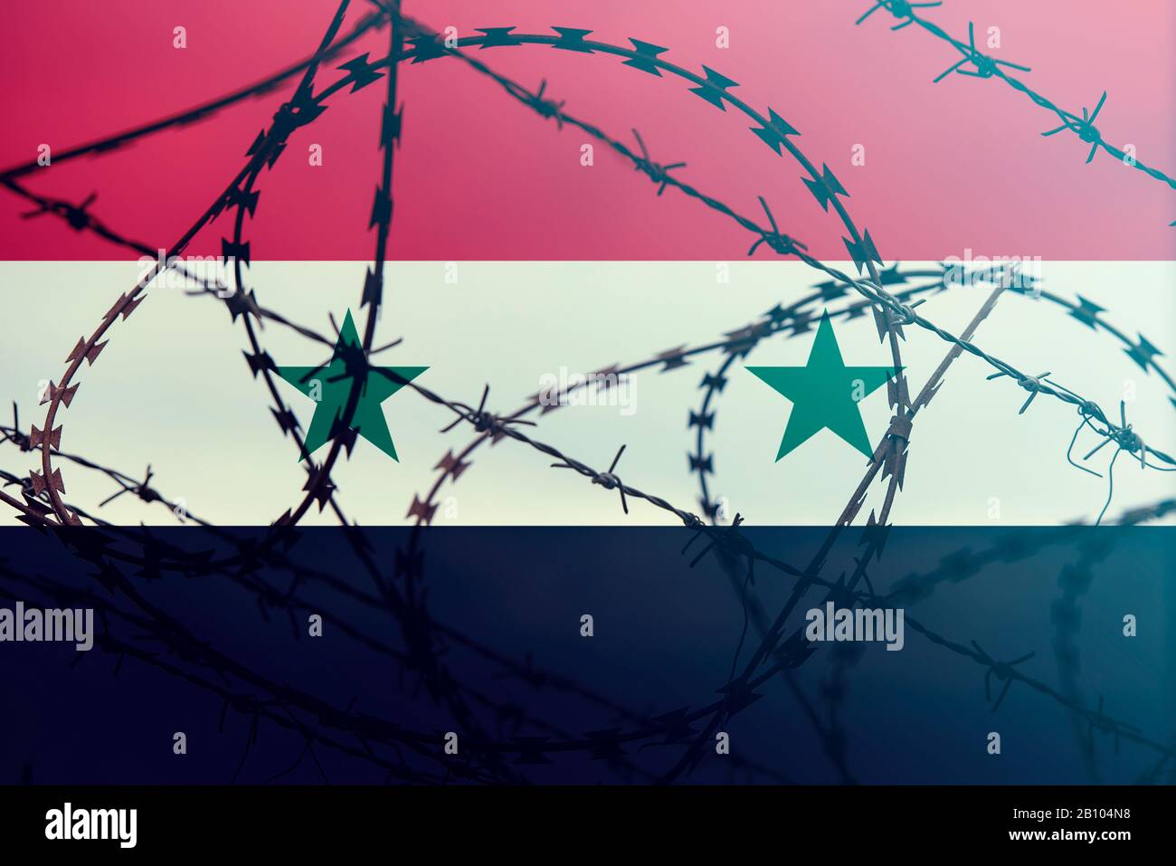 Barbeled Wire et le drapeau syrien comme contexte, image conceptuelle de la guerre en Syrie Banque D'Images