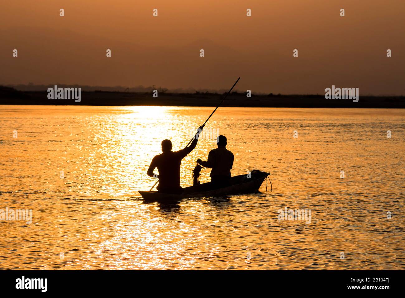 Pêcheur sur la rivière Narayani, parc national de Chitwan, Terai, Népal Banque D'Images