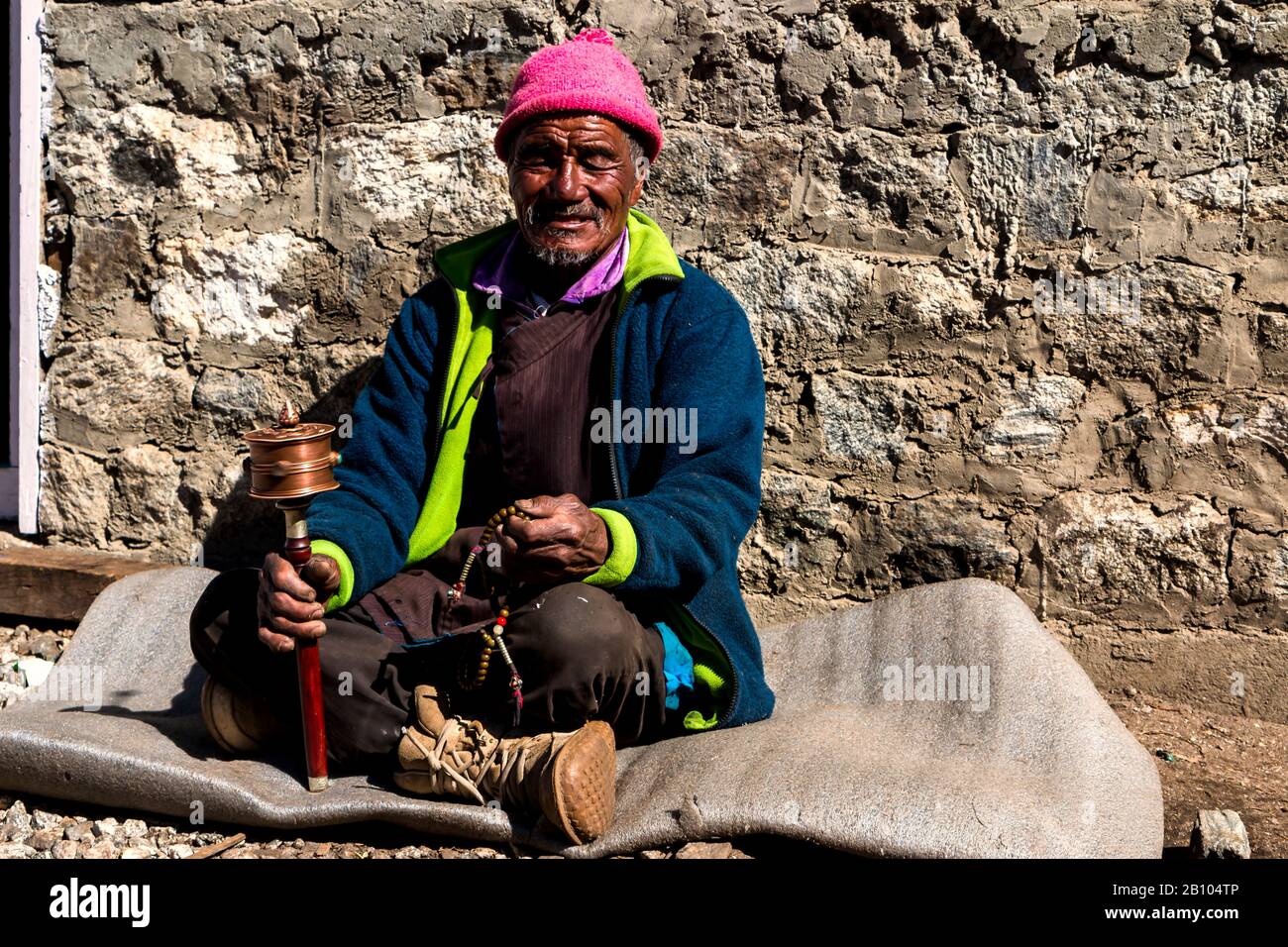 Vieil homme avec roue de prière, Langtang, vallée de Langtang, Népal Banque D'Images