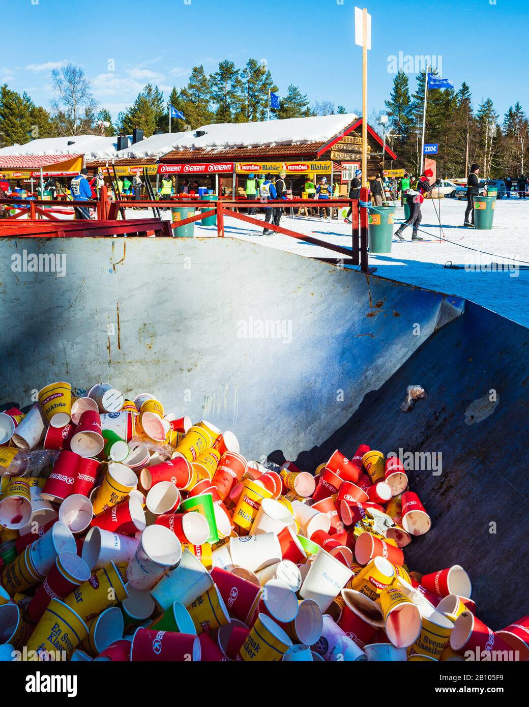 Utilisé des tasses jetables colorées dans les déchets Banque D'Images