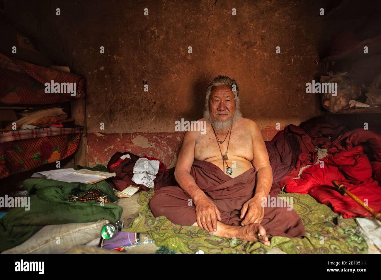 Les lamas passent la plupart de leur temps à réciter des prières et à compter leurs perles de prière. Les lamas de tête, lorsqu'ils ne sont pas en retraite, ils enseignent à leurs disciples. Plateau tibétain éloigné Banque D'Images