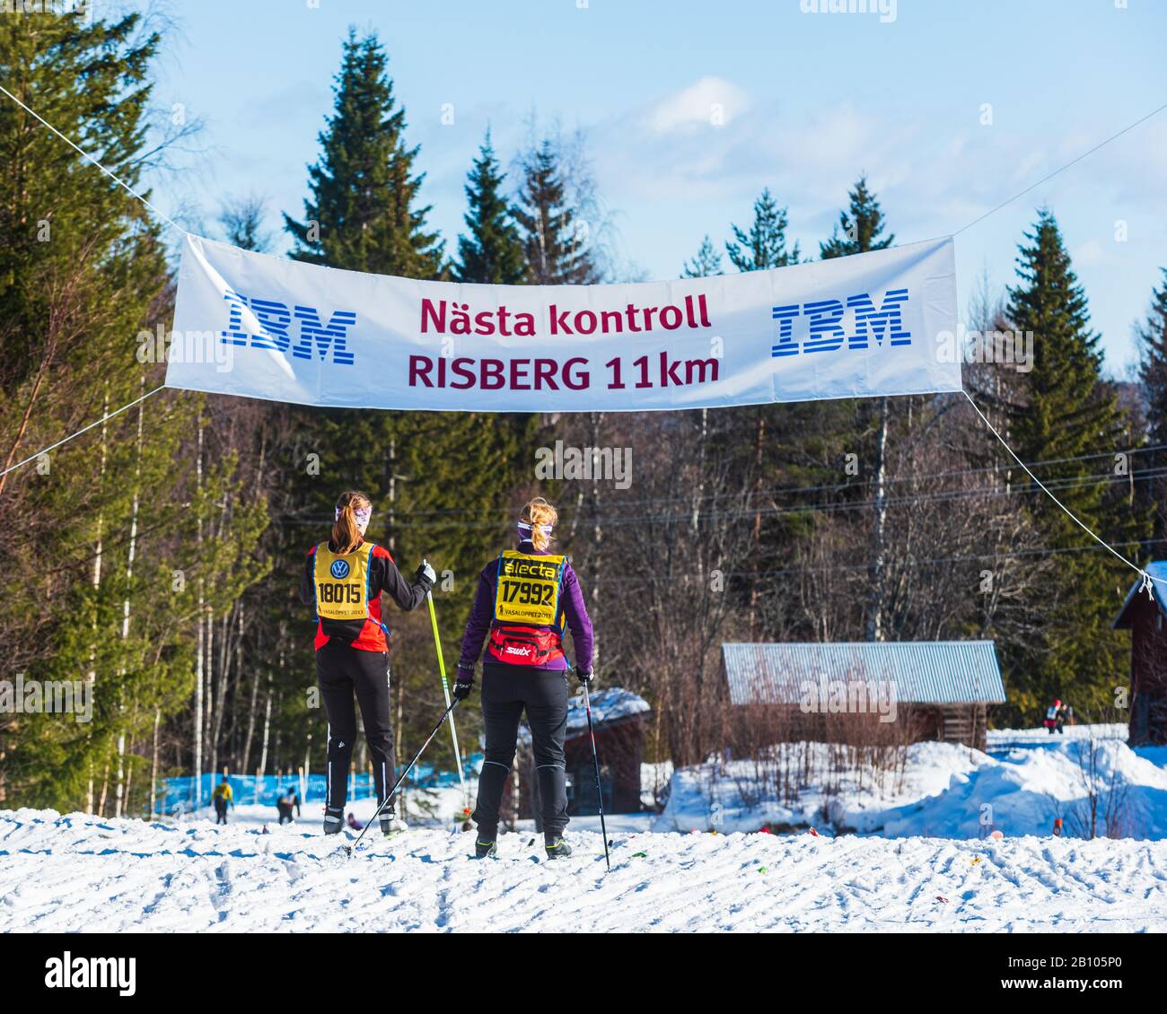 Ski de fond passant par Mångsbodarna pendant la course de ski de fond de Vasaloppet Banque D'Images