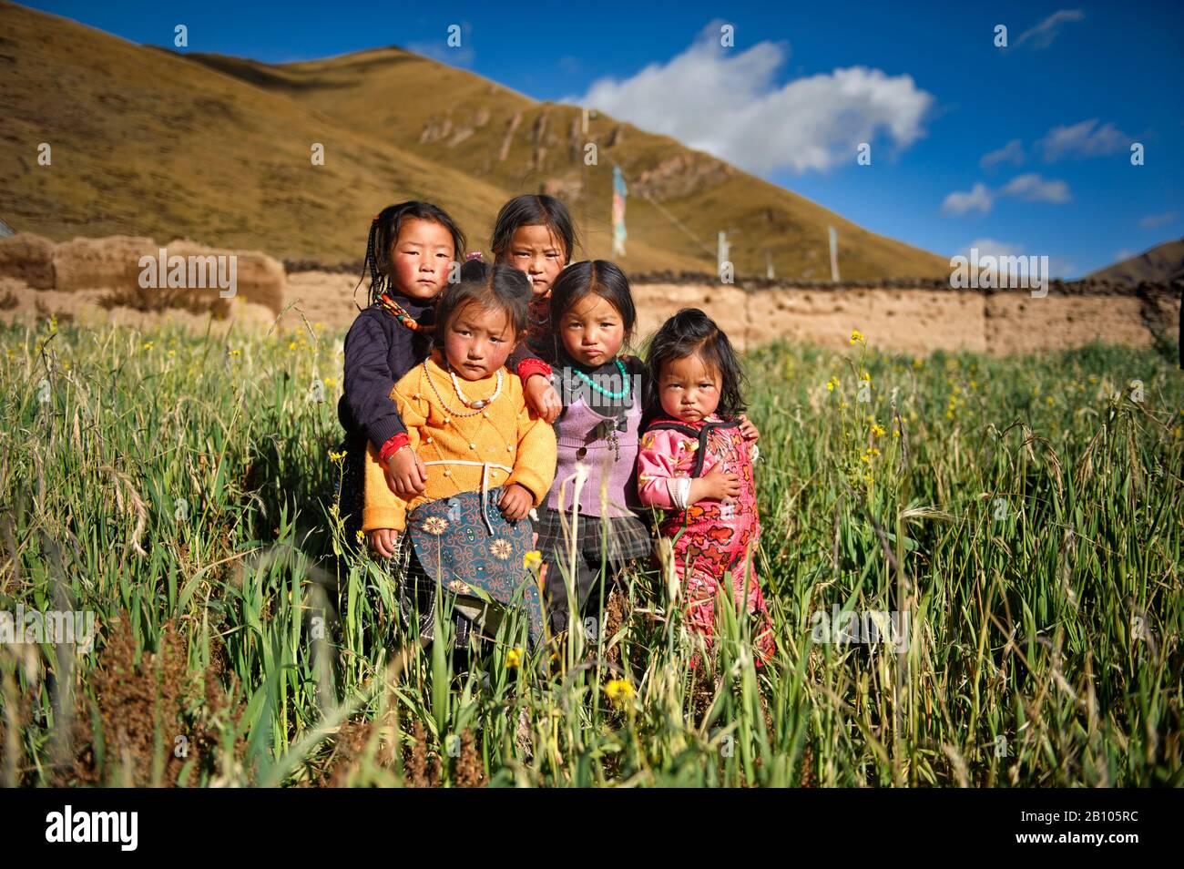 Les enfants tibétains s'en vont très bien les uns avec les autres. Dès un âge très précoce, ils apprennent que rester ensemble et s'occuper les uns des autres est une valeur très importante dans la vie. Plateau tibétain éloigné Banque D'Images