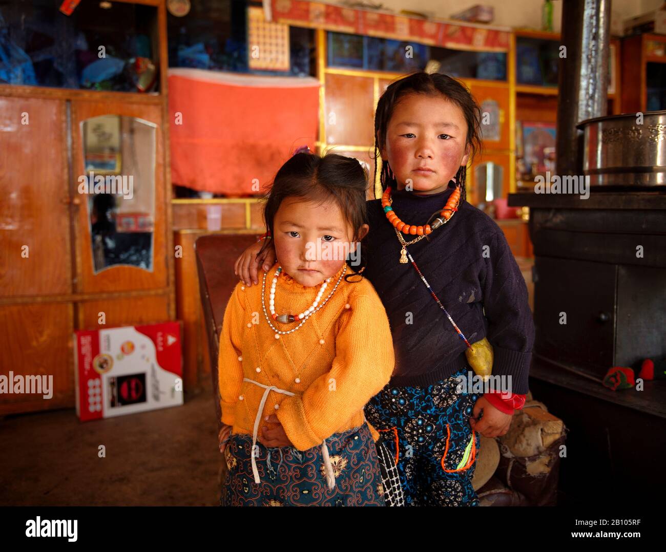 Les enfants tibétains s'en vont très bien les uns avec les autres. Dès un âge très précoce, ils apprennent que rester ensemble et s'occuper les uns des autres est une valeur très importante dans la vie. Plateau tibétain éloigné Banque D'Images