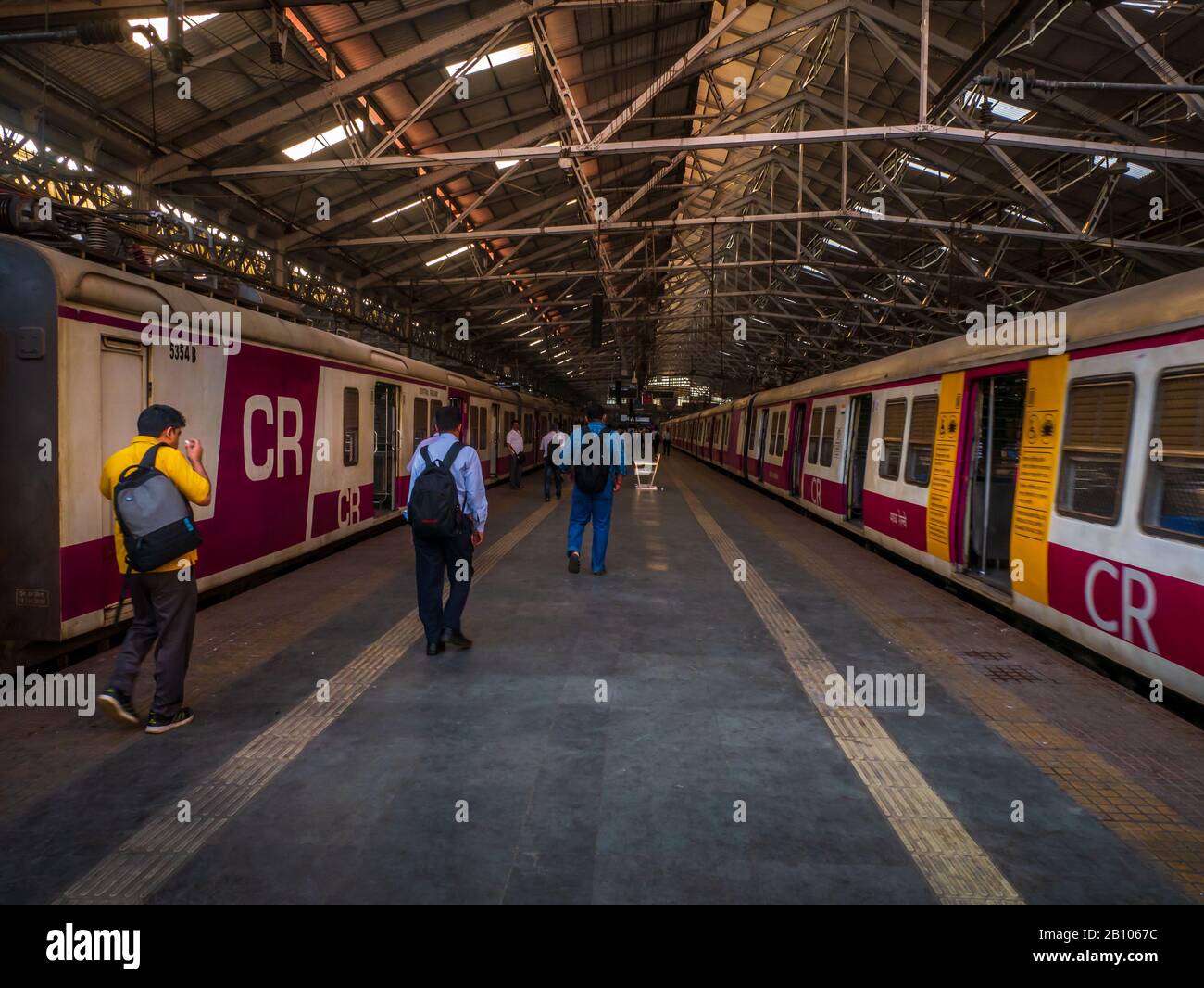 Mumbai, Inde - 18 décembre 2019 : Mumbai Suburban Railway, l'un des systèmes de trains de banlieue les plus actifs au monde ayant le surpeuplement le plus grave Banque D'Images