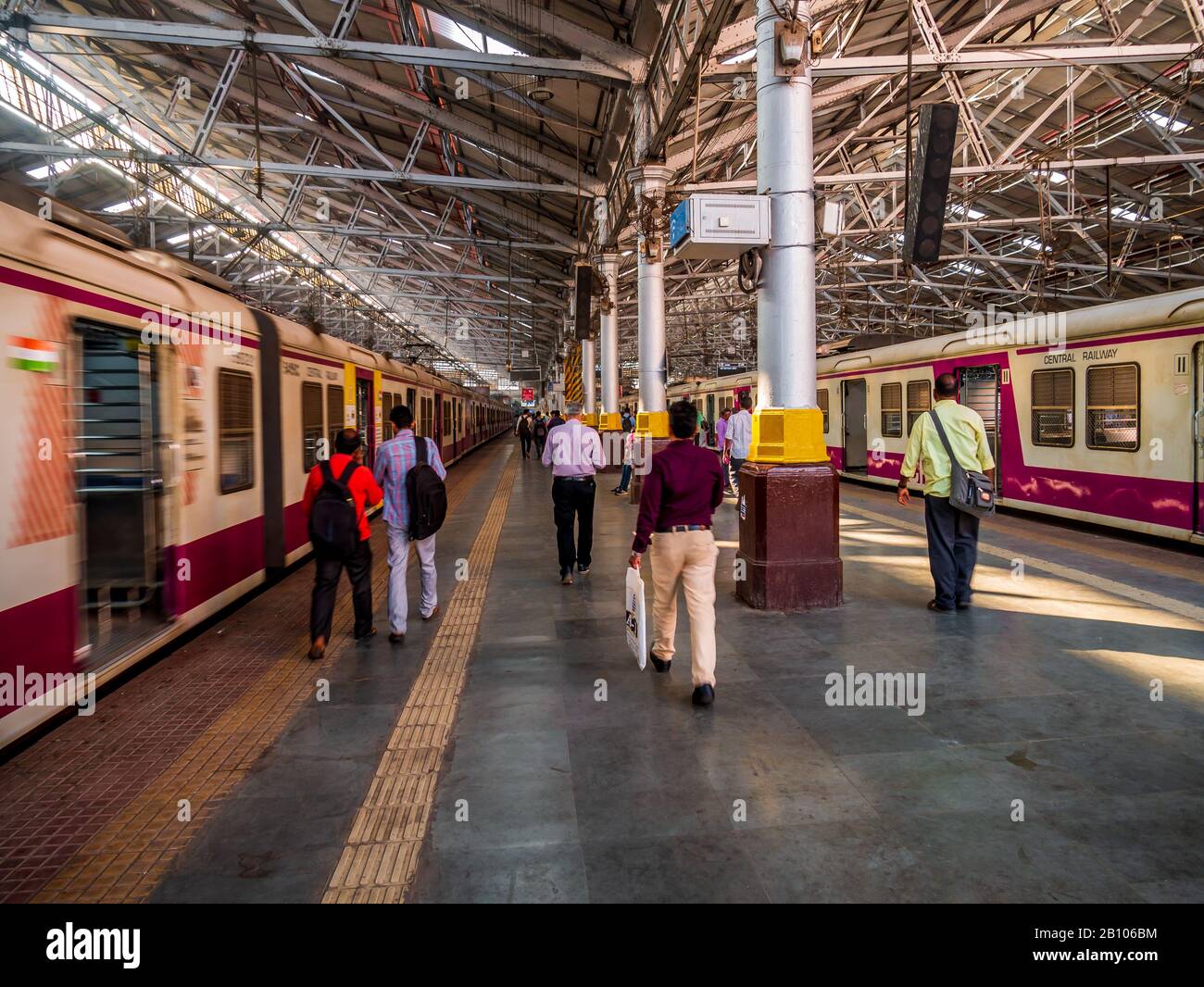 Mumbai, Inde - 18 décembre 2019 : Mumbai Suburban Railway, l'un des systèmes de trains de banlieue les plus actifs au monde ayant le surpeuplement le plus grave Banque D'Images