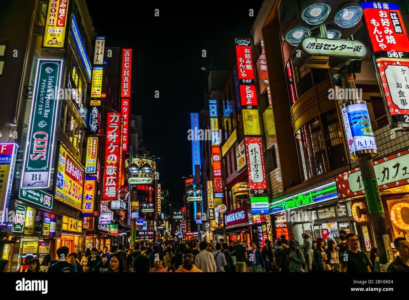 Magnifique paysage nocturne, plein de panneaux colorés à Tokyo, Japon. Banque D'Images