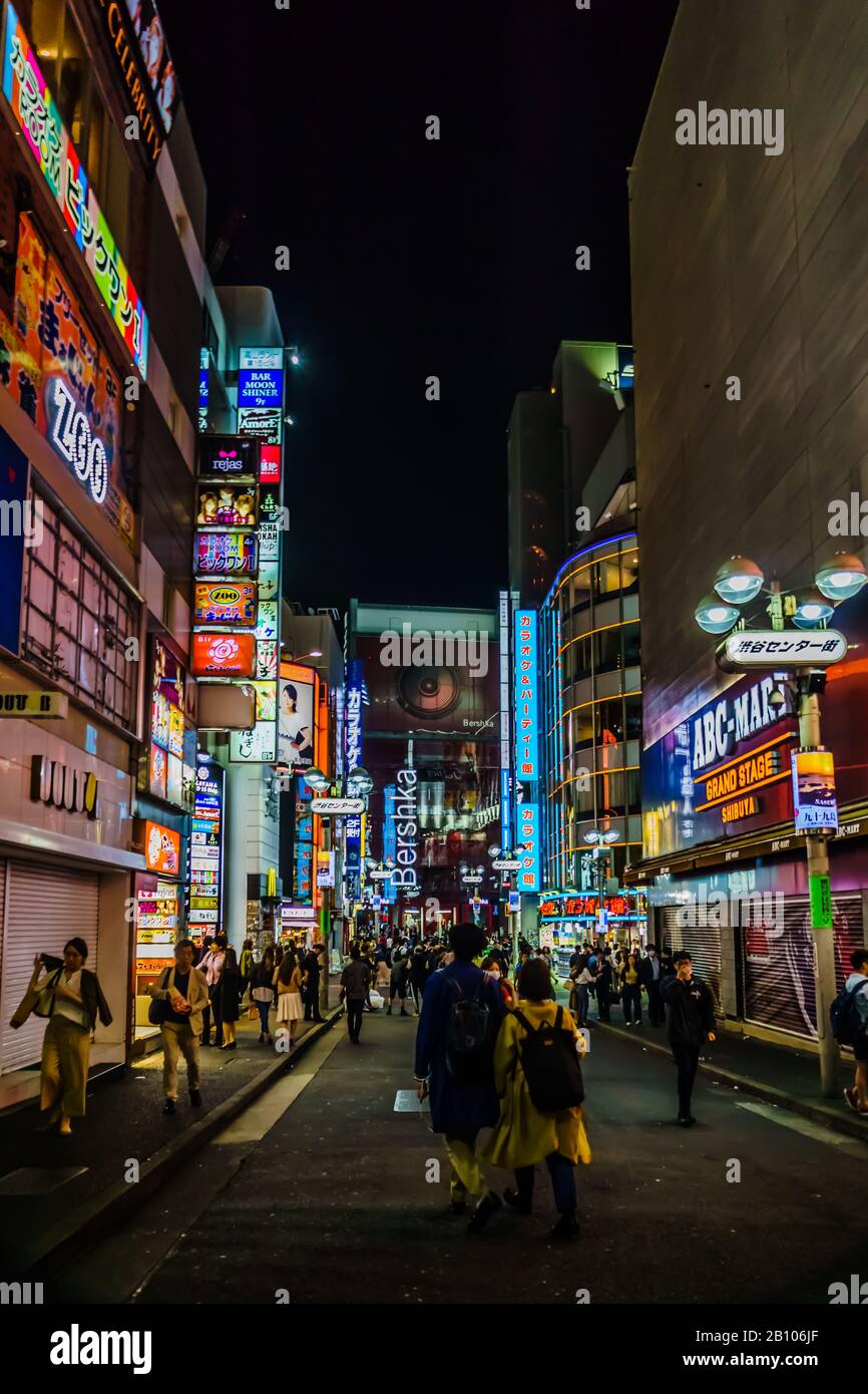 Magnifique paysage nocturne, plein de panneaux colorés à Tokyo, Japon. Banque D'Images