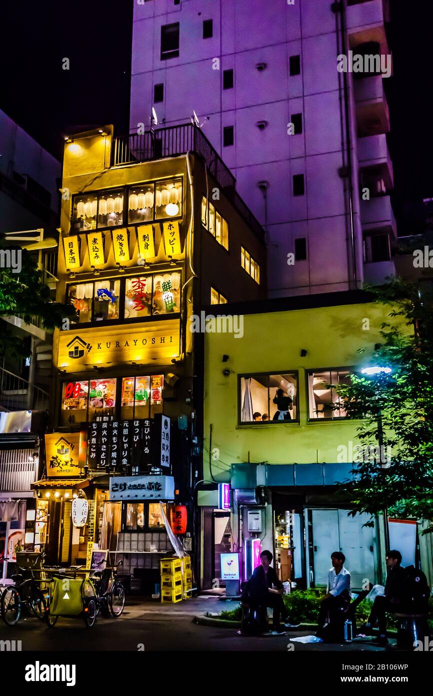 Magnifique paysage nocturne, plein de panneaux colorés à Tokyo, Japon. Banque D'Images