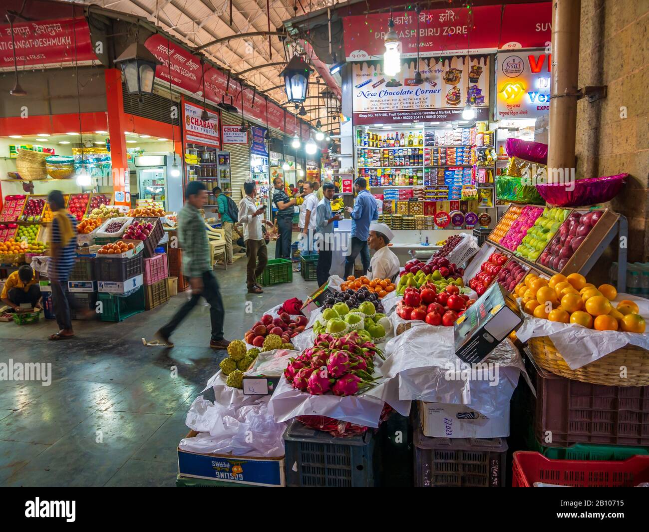Mumbai, Inde - 18 décembre 2019 : vendeur De Fruits sur le marché de Crowford dans le sud de mumbai Banque D'Images