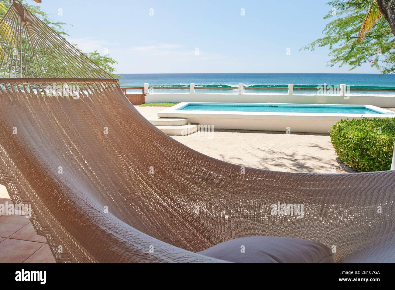 Vacances sur le thème de la plage. Hamac sur fond de nature tropicale Banque D'Images