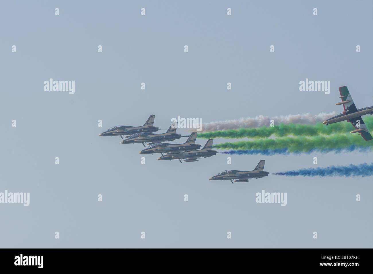 Exposition De la Plus Grande forteresse de l'Union militaire des Émirats arabes Unis à Umm al Quwain avec avions militaires coordonnés montrant les couleurs du drapeau des Émirats arabes Unis sur le ciel bleu vif Banque D'Images