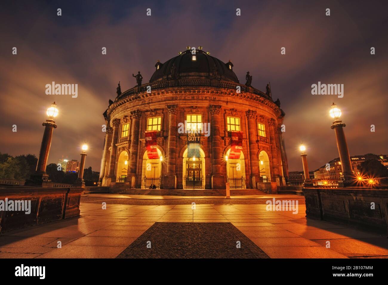 Bodemuseum dans la nuit à la lumière des lanternes, Museum Island, Berlin, Allemagne Banque D'Images