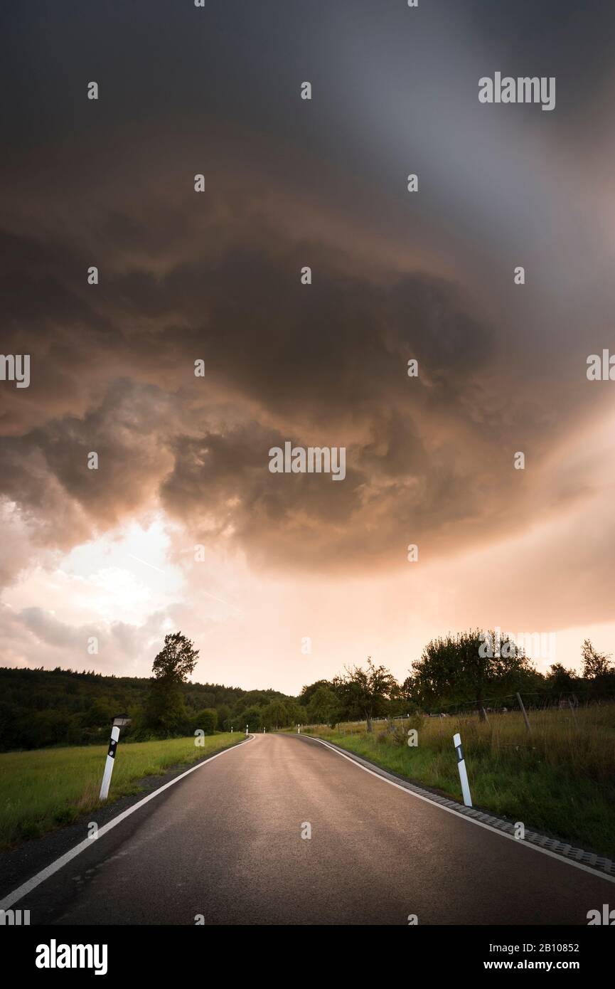 Face inférieure des métocyclones dynamiques d'une super cellule LP dans le coucher du soleil près de Herborn, Hessen, Allemagne Banque D'Images