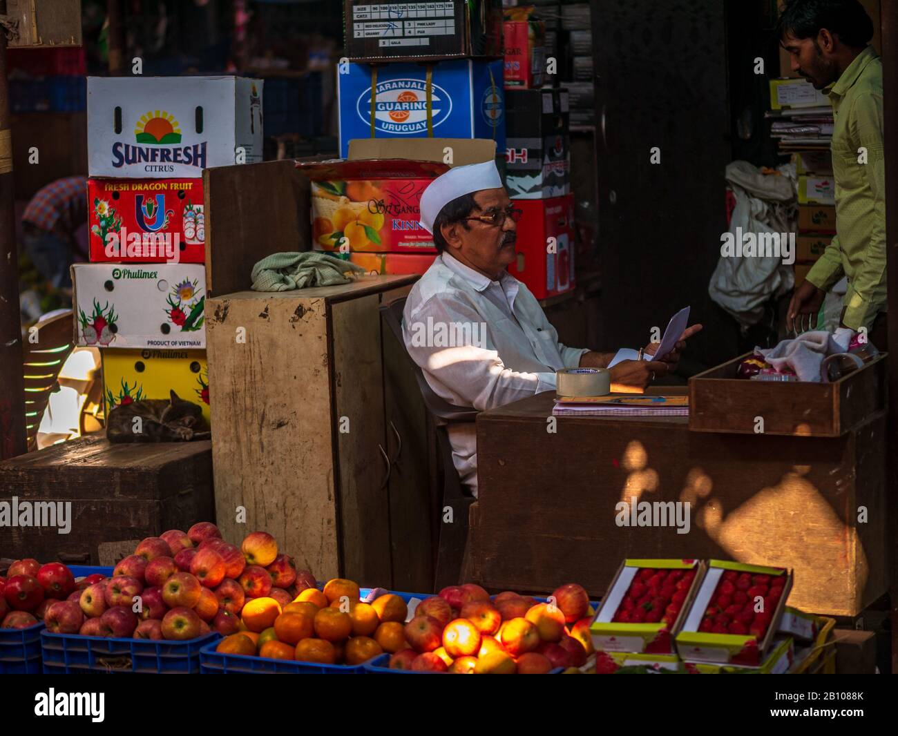 Mumbai, Inde - 18 décembre 2019 : vendeur de fruits indiens avec PAC traditionnel sur le marché de Crowford. Les vendeurs de fruits vendent la variété de fruits dans les routes Banque D'Images
