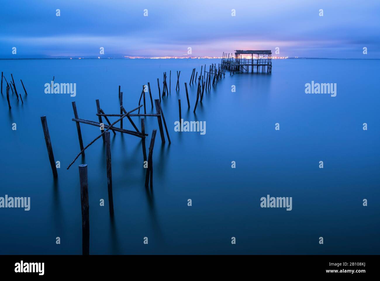 Heure bleue sur les jetées de Carrasqueira, Rio Sado, Portugal Banque D'Images