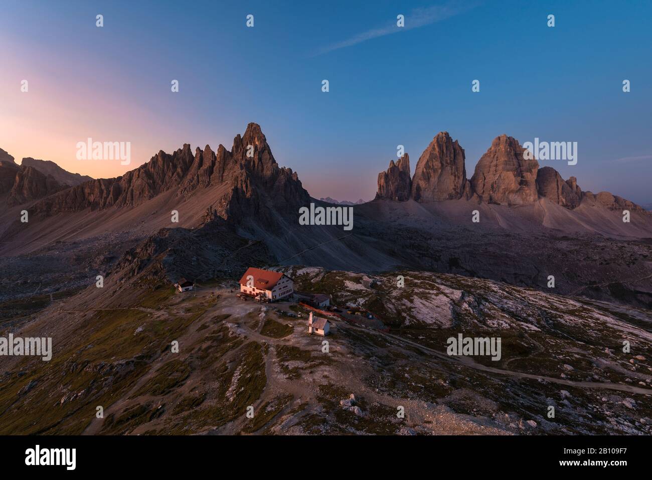 Paternkofel, Drei Zinnen Et Drei Zinnen Refuge Au Lever Du Soleil, Parc Naturel Drei Zinnen, Dolomites, Tyrol Du Sud, Italie Banque D'Images