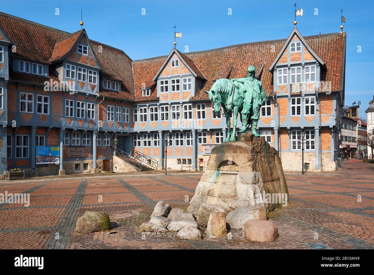Monument équestre du Duc d'août sur le marché de la ville avec l'hôtel de ville de Wolfenbüttel, Niedsachsen, Allemagne Banque D'Images