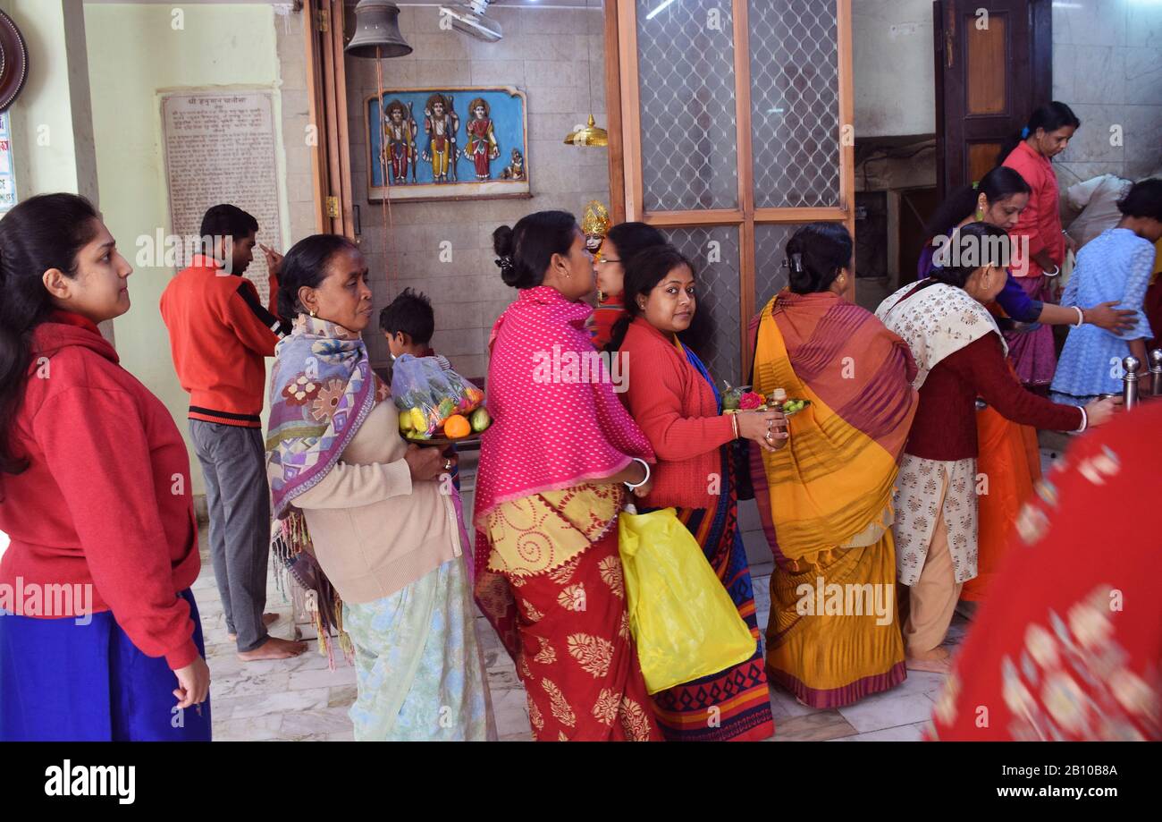 Les femmes dévotées attendant leur tour pour Shiva Pooja pendant le festival Shivratri en Inde Banque D'Images