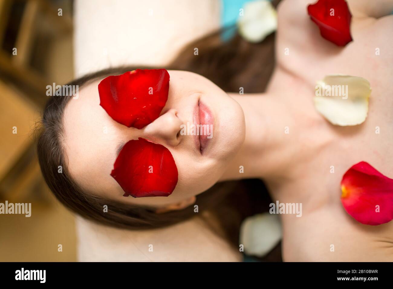 Jeune femme belle pose et se détendre dans le spa de beauté après massage Banque D'Images