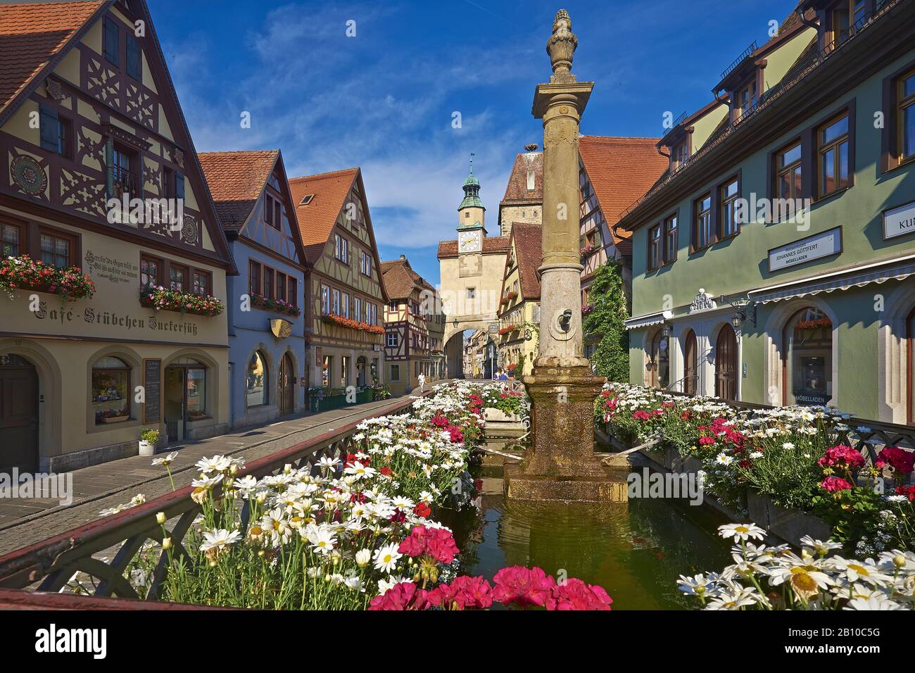 Markusbrunnen et Markusturm avec Röderbogen, Rothenburg ob der Tauber, moyenne-Franconie, Bavière, Allemagne Banque D'Images