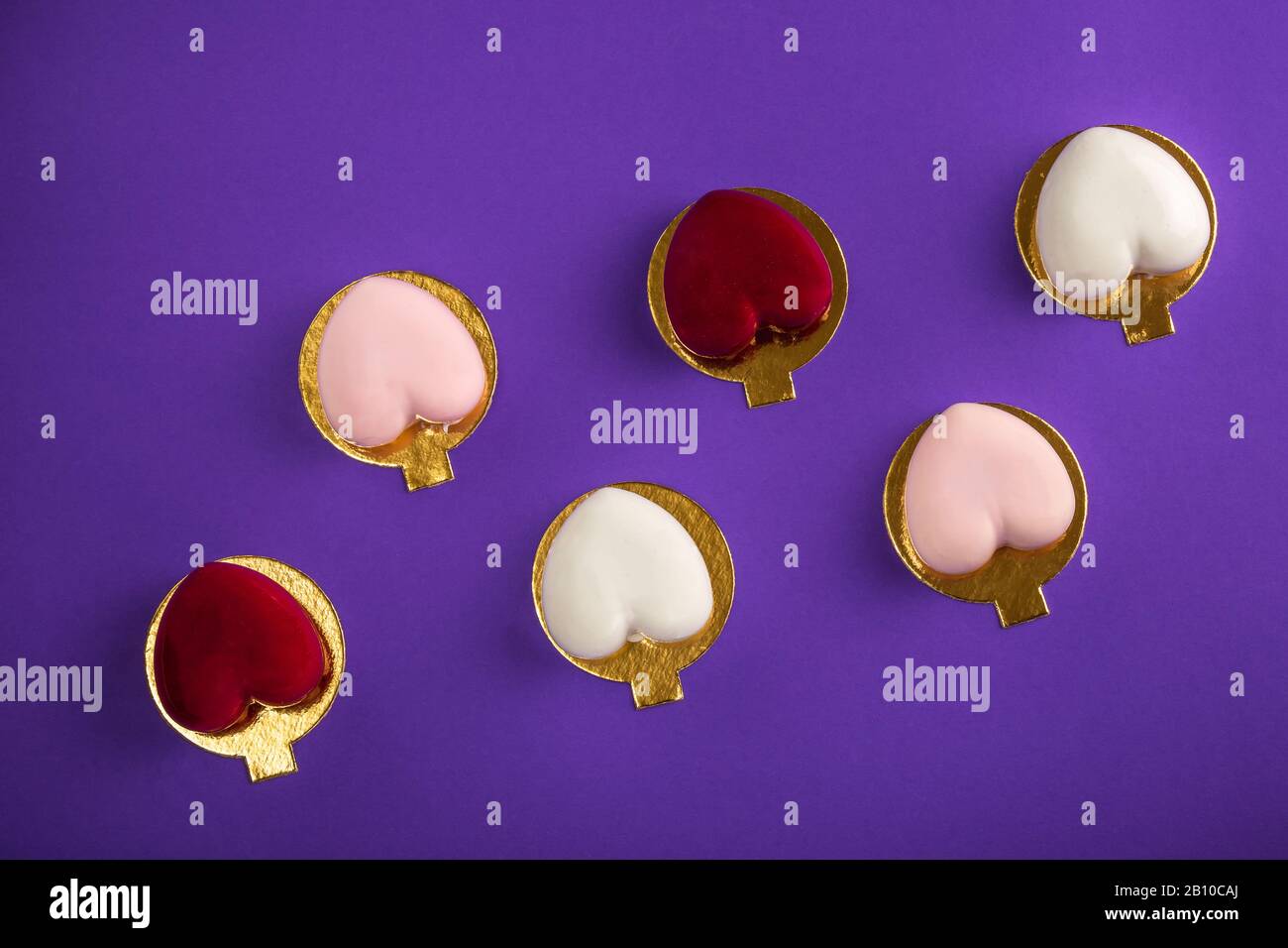 Les Gateaux De Mousse Modernes Aux Miroirs Rouge Rose Et Blanc Se Deglatent En Forme De Coeur Sur Fond Violet Saint Valentin Gateau De Mariage Roms Photo Stock Alamy