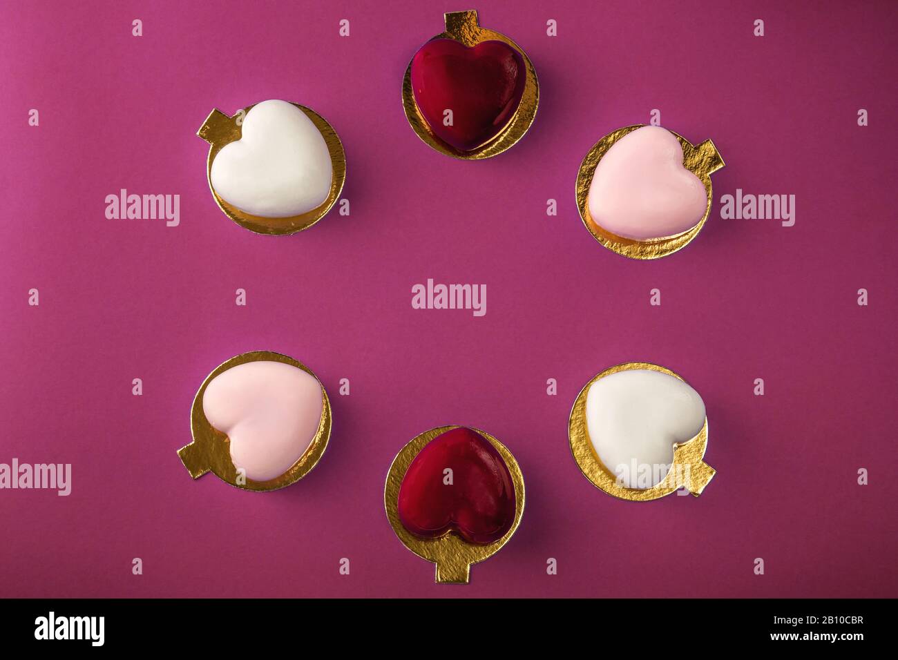 Les Gateaux De Mousse Modernes Aux Miroirs Rouge Rose Et Blanc Se Deglatent En Forme De Coeur Sur Fond Violet Saint Valentin Gateau De Mariage Roms Photo Stock Alamy