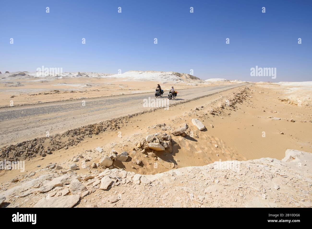 Cyclisme dans le désert blanc, Sahara, Egypte Banque D'Images