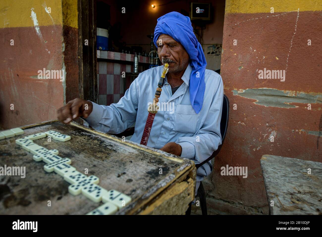 Les hommes du désert du Sahara jouent des dominos devant une maison de thé dans une oasis, en Egypte Banque D'Images