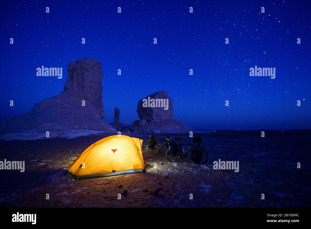 Camping dans le désert blanc, Sahara, Egypte Banque D'Images