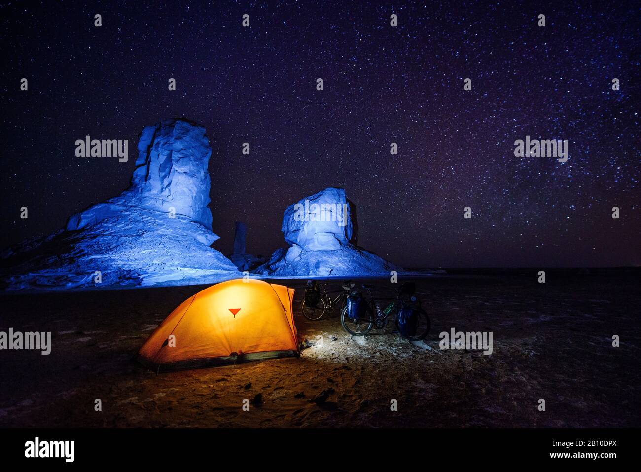 Camping dans le désert blanc, Sahara, Egypte Banque D'Images