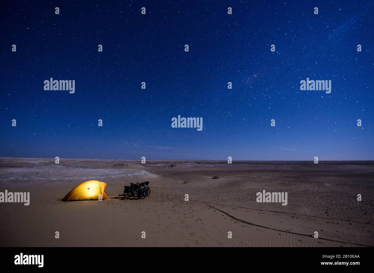 Camping sous les étoiles dans le Sahara, l'Egypte Banque D'Images