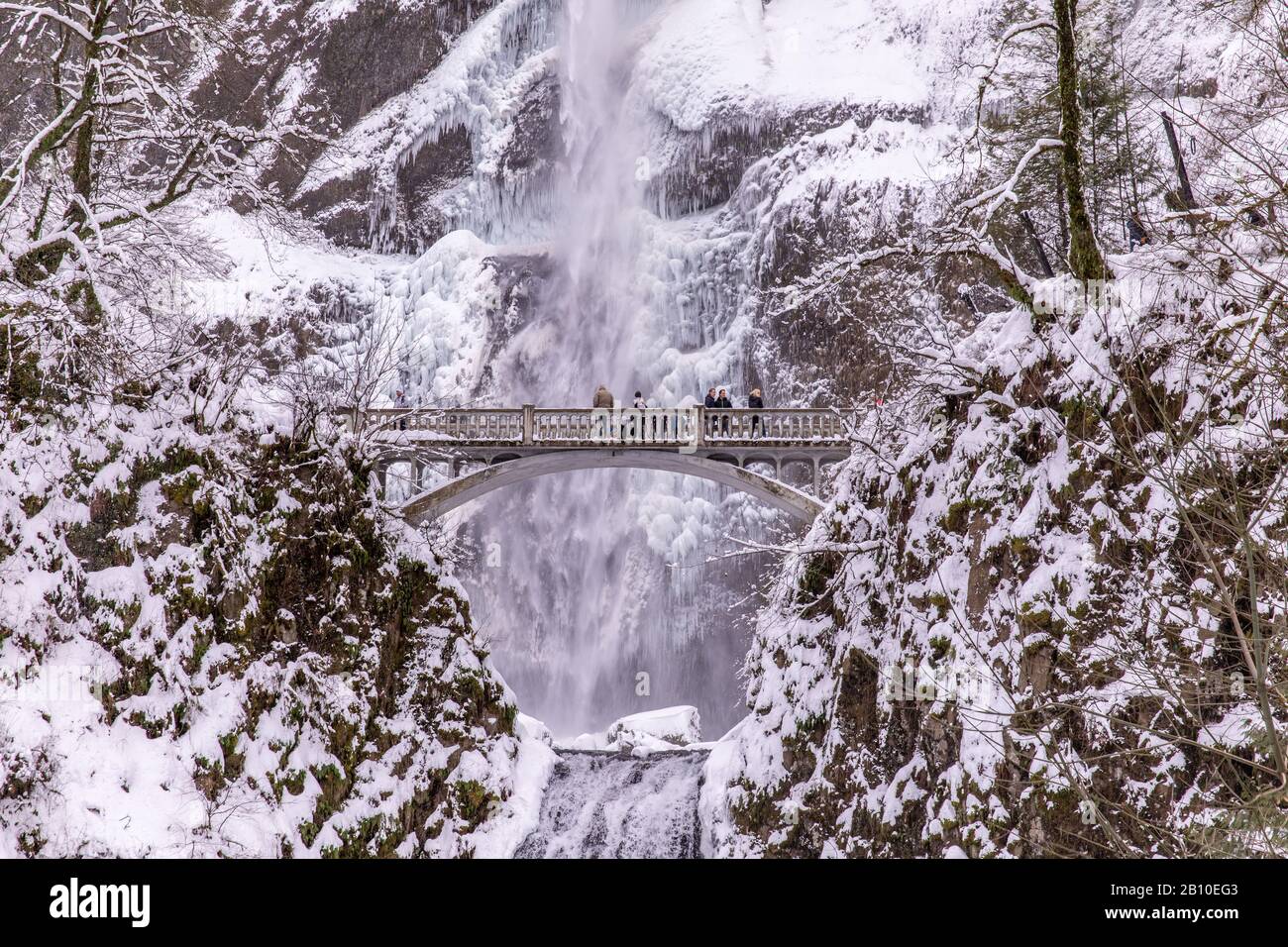 Chutes Multnomah, Oregon États-Unis - 10 février 2019 : vue sur un pont panoramique devant une chute d'eau recouverte de neige Banque D'Images