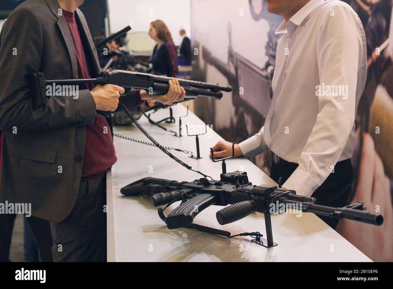 Fusils automatiques sur le comptoir du magasin. Armes Photo Stock - Alamy