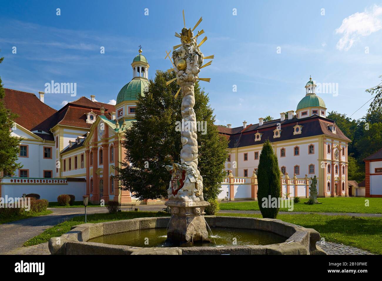 Abbaye De Saint-Marienthal Près D'Ostritz Avec Fontaine De La Trinité, Lauritz, Saxe, Allemagne Banque D'Images