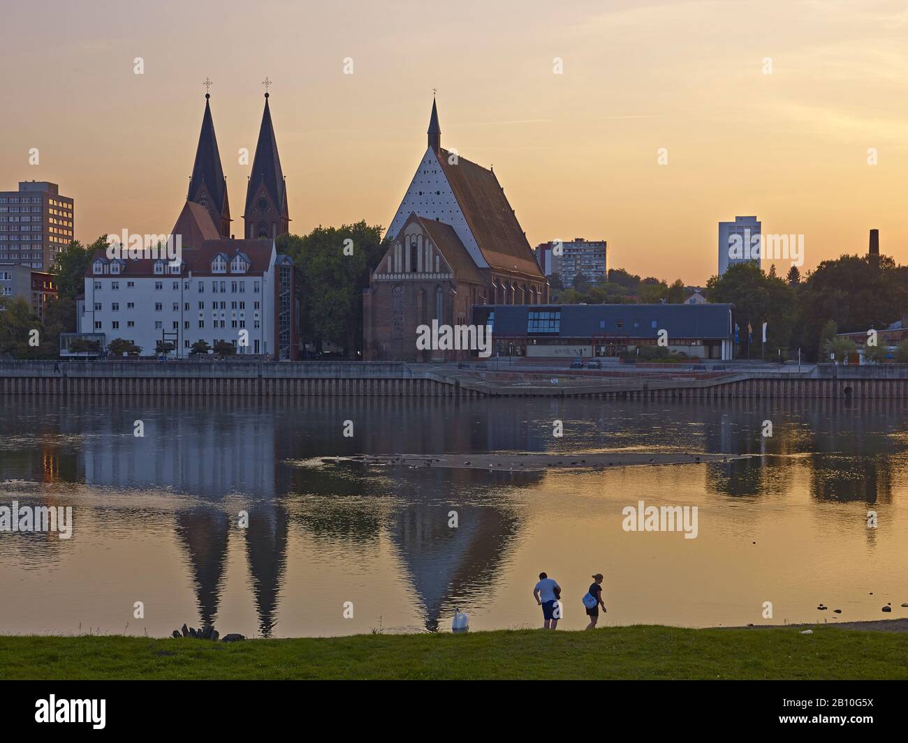 Vue sur la ville de l'Oder avec salle de concert 'C. Ph. E. Bach' Et Friedenkirche, Francfort (Oder), Brandebourg, Allemagne Banque D'Images
