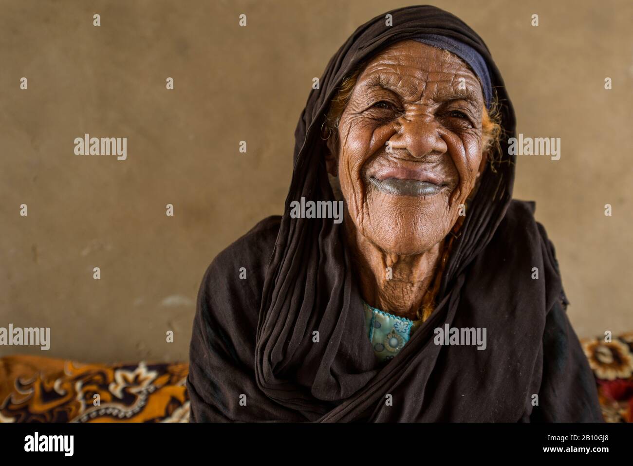 Nubian femme avec des cicatrices sur son visage pour montrer la beauté, Soudan Banque D'Images