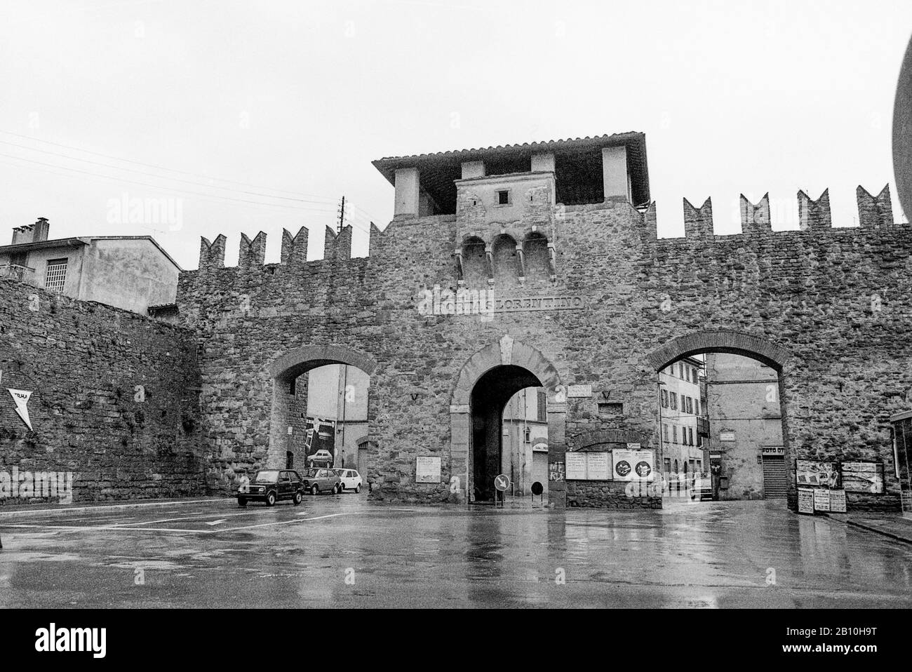 1981 - Arezzo, Porta San Lorentino: Portail de la ville dans les murs médiévaux de la ville toscane, avec des remparts et des portes latérales Banque D'Images