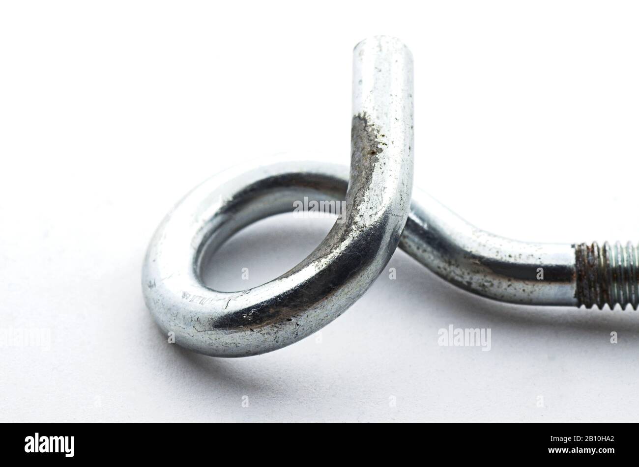 Crochet à vis en acier sur fond blanc. Matériel de sécurité. Banque D'Images