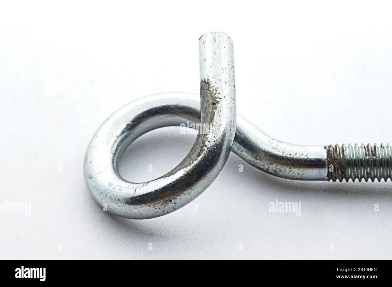 Crochet à vis en acier sur fond blanc. Matériel de sécurité. Banque D'Images