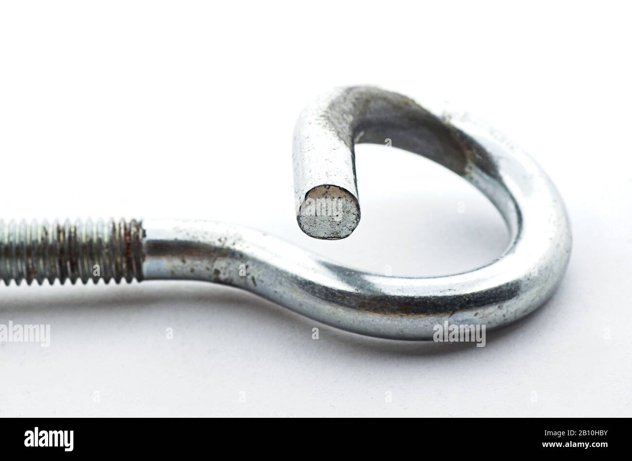 Crochet à vis en acier sur fond blanc. Matériel de sécurité. Banque D'Images
