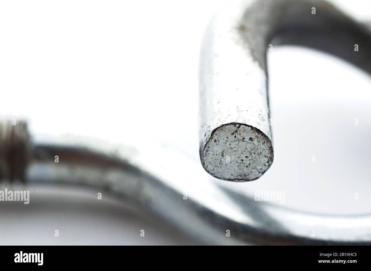 Crochet à vis en acier sur fond blanc. Matériel de sécurité. Banque D'Images