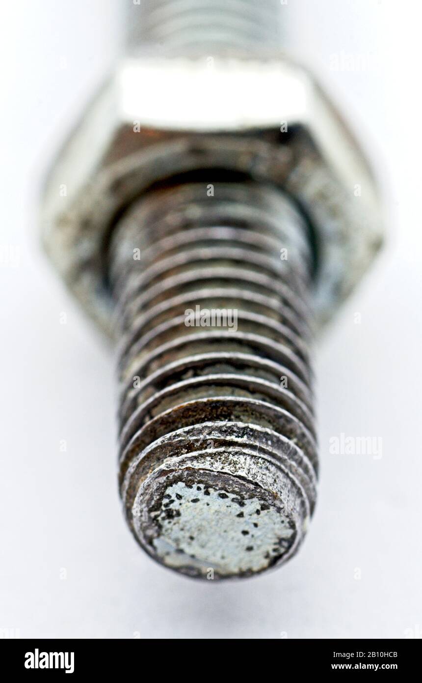 Crochet à vis en acier sur fond blanc. Matériel de sécurité. Banque D'Images