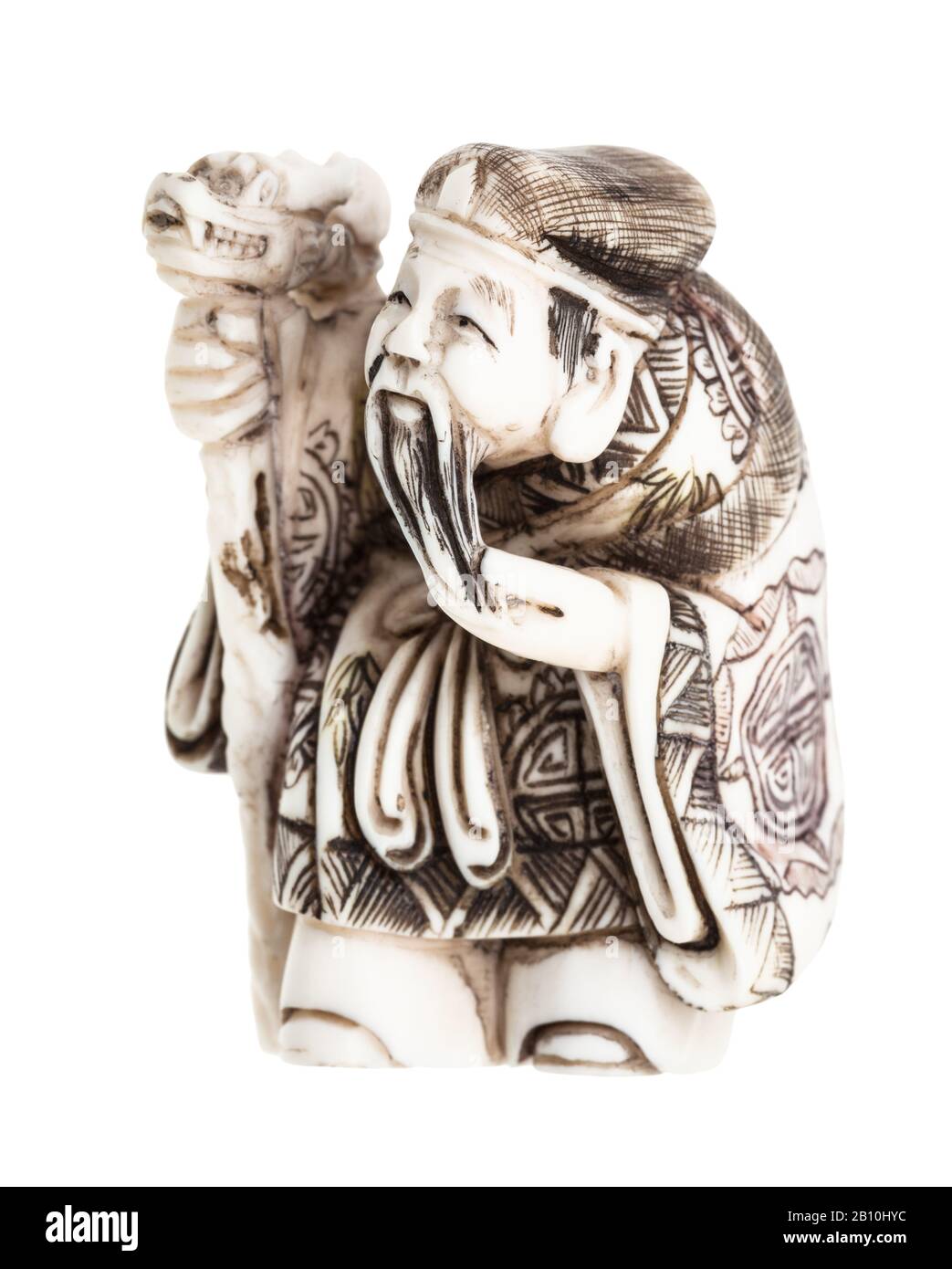 ancien netsuke japonais - vieil homme avec du personnel sculpté à partir d'ivoire isolé sur fond blanc Banque D'Images