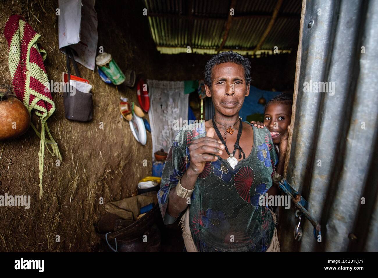 Une mère dans sa maison traditionnelle dans le nord de l'Ethiopie Banque D'Images