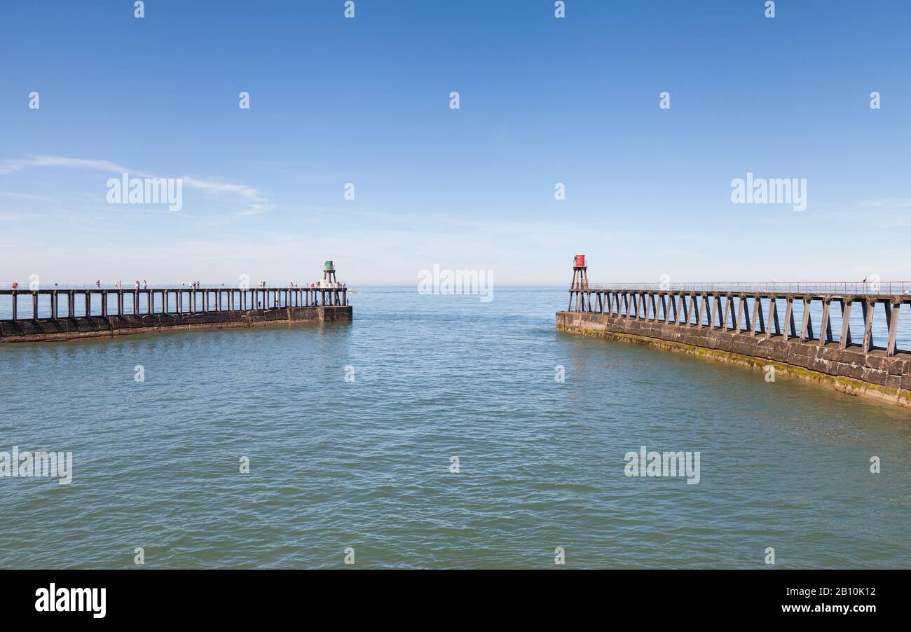 Vue sur la mer depuis la ville balnéaire de Whitby, dans le Yorkshire, dans le nord de l'Angleterre. Banque D'Images