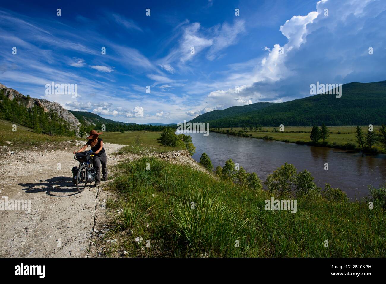 Le vélo le long d'une rivière des steppes mongoles, Mongolie Banque D'Images