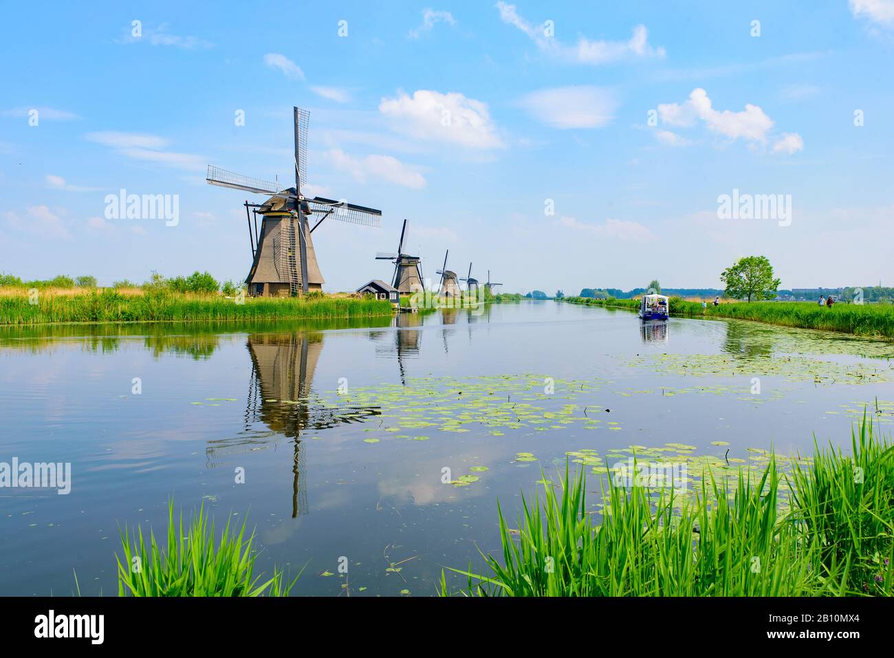 Les moulins à vent et la réflexion sur l'eau à Kinderdijk, site classé au patrimoine mondial de l'UNESCO à Rotterdam, Pays-Bas Banque D'Images