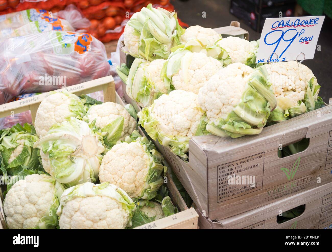 Choux-fleurs à vendre sur un marché, Angleterre, Royaume-Uni Banque D'Images